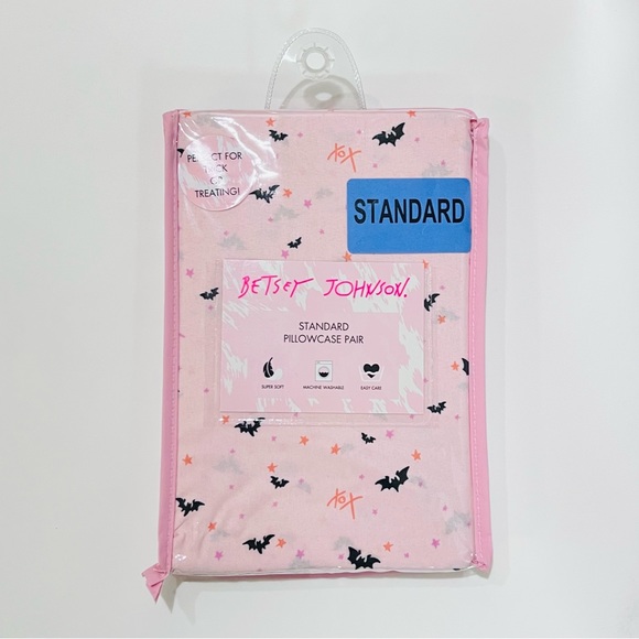 NWT Betsey Johnson Halloween Pink ‘Starry Bats’ Standard Pillowcase Set of 2 - Picture 2 of 5